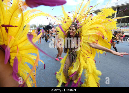 Porto di Spagna, Trinidad. Il 28 febbraio 2017. Masqueraders con Harts presente "Ultra Violet Jungle' nel Queen's Park Savannah durante Trinidad Carnevale a Febbraio 28, 2017 a Porto Spagna, Trinidad. (Foto di Sean I draghetti/Alamy Live News) Foto Stock