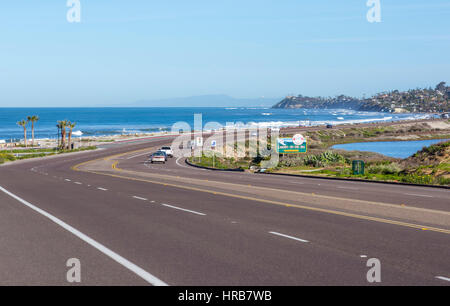 Vetture lungo Coast Highway 101 con vista oceano. Cardiff-By-The-Sea, Encinitas, California. Foto Stock