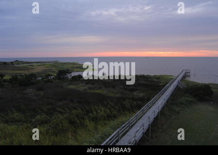 Drammatico tramonto sul molo pesca Pamlico Sound, Outer Banks, Carolina del Nord Foto Stock