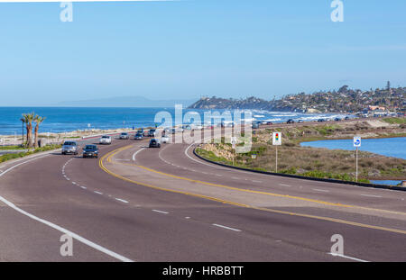 Vetture lungo Coast Highway 101 con vista oceano. Cardiff-By-The-Sea, Encinitas, California. Foto Stock