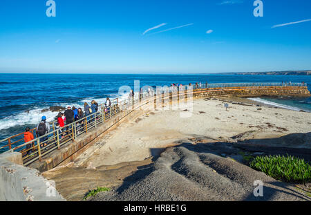 La gente sulla piscina per bambini Spiaggia seawall su un giorno d'inverno. La Jolla, California. Foto Stock