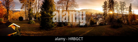 DE - BAVARIA: River Isar at Bad Toelz and Blomberg Mountain at sunset Foto Stock
