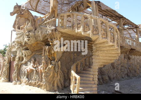 Egitto, Hurghada città sul mare rosso; le facce d'Egitto; strano e bellissimo art... abbandonate. Parete colorata la pittura e la scultura a parete rilievo. Foto Stock