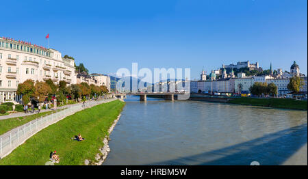 Salisburgo, Austria. Fiume Salzach con la città vecchia e il castello di Hohensalzburg a destra e l'Hotel Sacher a sinistra, Salisburgo, Austria Foto Stock