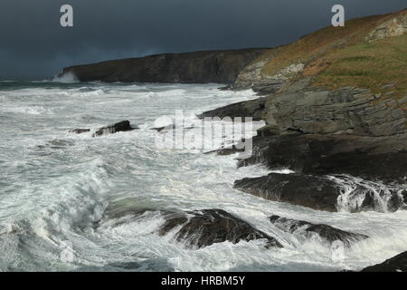 Trebarwith Strand, North Cornwall, tempesta di neve Foto Stock