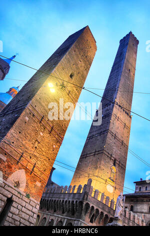 Due torri asinelli e garisenda a Bologna durante la notte, Italia Foto Stock