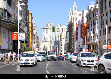 MADRID, Spagna - 06 Settembre 2016: il traffico stradale su Gran Via vicino al Capitol Building a Madrid Foto Stock