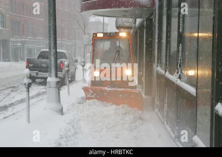 Tempesta di neve Downtown Portland Maine marciapiede aratro tempesta invernale neve New England USA meteo ghiaccio freddo inverno Foto Stock