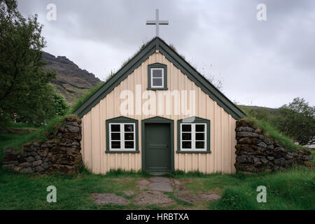 Tappeto erboso tradizionale-top chiesa nel villaggio di Hof, Vatnajokull National Park, Islanda. Foto Stock