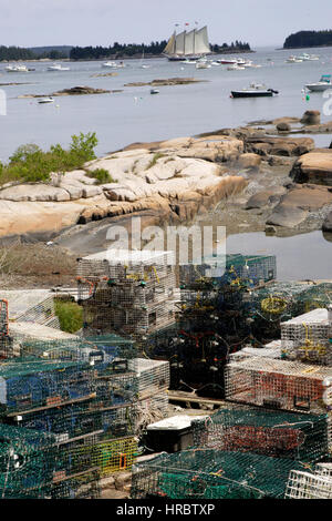 Trappole di aragosta Stonington Harbor Maine barche su ormeggi tre masted schooner windjammer New England USA Foto Stock