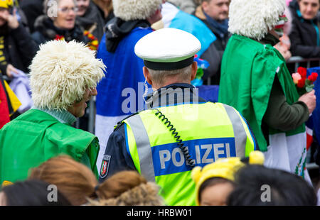 Il tedesco sfilata di carnevale a DŸsseldorf, ufficiali di polizia e fissare la parata, Foto Stock