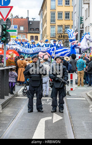 Il tedesco sfilata di carnevale a Düsseldorf, ufficiali di polizia e fissare la parata, bloccando le strade con i camion, contro gli attacchi terroristici con veicoli in dotazione Foto Stock