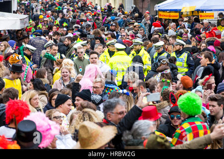 Il tedesco sfilata di carnevale a DŸsseldorf, ufficiali di polizia e fissare la parata, Foto Stock