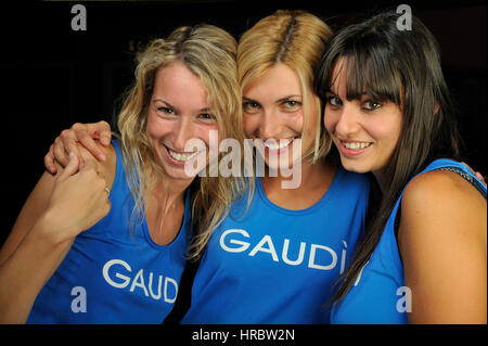 Giovane team di cheerleaders allenamenti in palestra Foto Stock