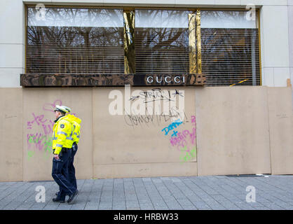 Il tedesco sfilata di carnevale a DŸsseldorf, ufficiali di polizia e fissare la parata, Gucci shop sulla strada dello shopping Kšnigsallee, Windows protetti da pannelli in legno, Foto Stock