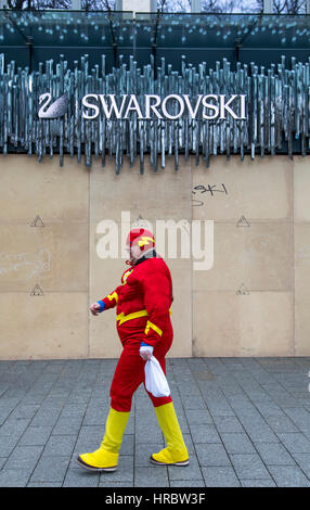 Il tedesco sfilata di carnevale a DŸsseldorf, Gucci shop sulla strada dello shopping Kšnigsallee, Windows protetti da pannelli in legno, Foto Stock