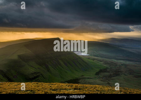 Autunno in luce Picws Duoverlooking Llyn y Fan Fach, Carmarthen ventole nel Parco Nazionale di Brecon Beacons, Wales UK Foto Stock