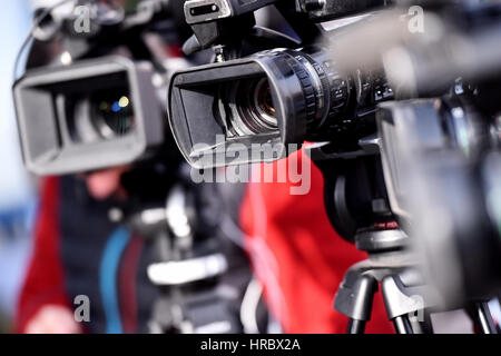 Un sacco di telecamere in una riga la radiodiffusione dal vivo un evento multimediale Foto Stock