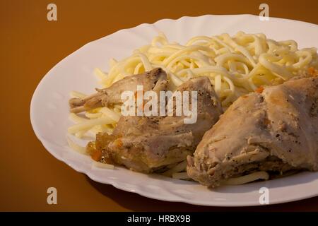 Coniglio al forno, carni con tagliatelle, nutriente dieta piatto, pranzo denso, macro shot Foto Stock