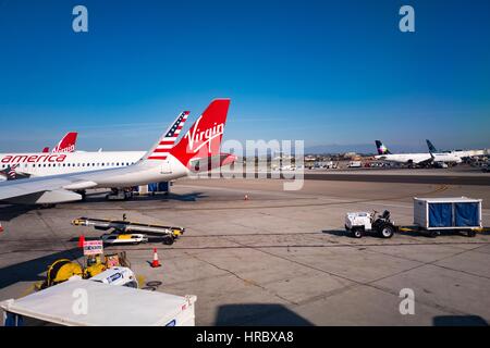 Coda di una Virgin America jet su asfalto presso l'Aeroporto Internazionale di Los Angeles (LAX), Los Angeles, California, 22 novembre 2016. Foto Stock