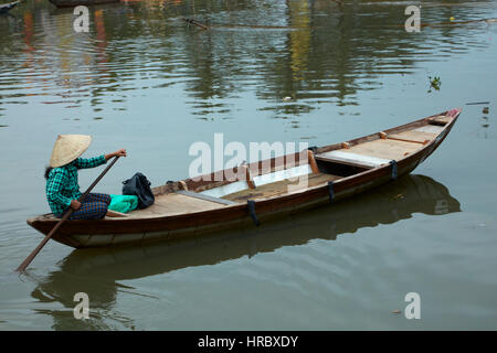 Barca su Thu Bon River, Hoi An (Patrimonio Mondiale dell'UNESCO), Vietnam Foto Stock