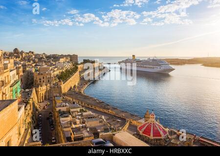 La Valletta, Malta - le antiche mura di La Valletta e il Grand Harbour con la nave di crociera al mattino Foto Stock