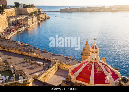 La Valletta, Malta - le antiche mura di La Valletta e il Grand Harbour di mattina Foto Stock