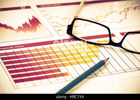 I grafici e i diagrammi delle vendite come simbolo di successo del business aziendale Foto Stock