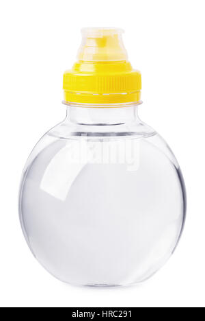 Piccola bottiglia di acqua isolate su uno sfondo bianco Foto Stock
