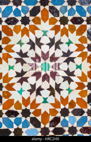 Ali ben Youssef Madrasa esterno piastrelle ceramiche patterns in Marrakech, Marocco Foto Stock