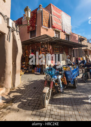 Marrakech, Marocco - 8 Dicembre 2016: persone, trasporti e negozi nel famoso souk di Marrakech, Marocco. Il tradizionale mercato berbero è uno dei Foto Stock