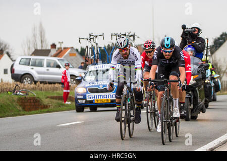 Luke Rowe (GBR) del Team Sky e Peter Sagan (SVK) di Bora-Hansgrohe racing a Kuurne-Brussel- Kuurne, Belgio Foto Stock