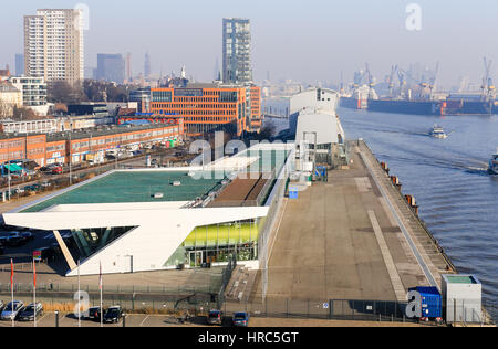 Amburgo, Germania - Febbraio 15, 2017: Il Cruise Center Altona per grandi navi da crociera. Vista dalla cima del Dockland edificio nel porto di Hamb Foto Stock