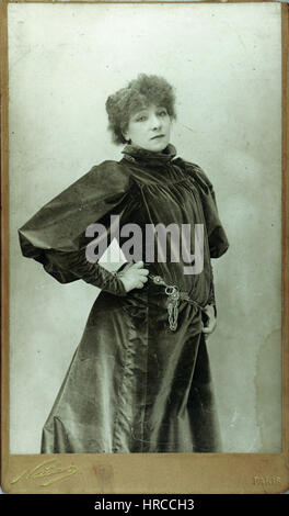 Una fotografia di Nadar cattura la famosa attrice Sarah Bernhardt in una posa drammatica, mostrando la sua rappresentazione iconica dei personaggi nel teatro della fine del XIX secolo. Foto Stock