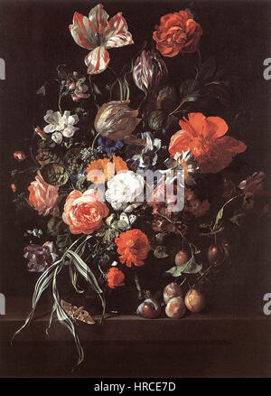 Il dipinto di Rachel Ruysch, "natura morta con bouquet di fiori e prugne", del XVII secolo, mostra la sua maestria nella rappresentazione di dettagli delicati ed elementi naturali vibranti. Foto Stock