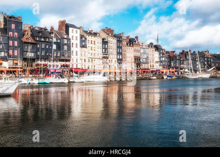 Vista panoramica del lungomare storico del porto di Honfleur, Francia sull'estuario del fiume Senna con la sua facciata di ardesia case Foto Stock