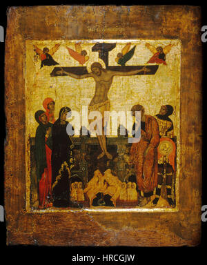 Questo dipinto di icone russe raffigura la Crocifissione, un tema centrale dell'arte cristiana. L'opera d'arte cattura la sofferenza di Cristo in stile iconografico tradizionale, con colori vividi e un forte simbolismo religioso che riflette le credenze ortodosse orientali. Foto Stock