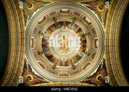 Dal di sotto di Gesù e gli angeli in cerchio sul soffitto a cupola in cristiani chiesa europea verniciato con colore oro. Foto Stock