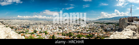 Panoramica di Atene, Grecia, dall' Acropoli che mostra la topografia della città e lontane colline in una vista panoramica Foto Stock