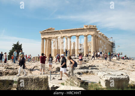 La folla di turisti che visitano l'Acropoli di Atene su una soleggiata giornata estiva a piedi attorno al sito visualizzazione i resti delle antiche rovine greche Foto Stock