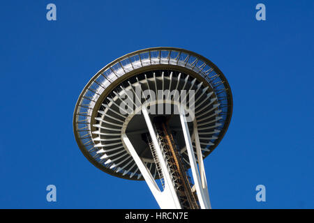 SEATTLE, WASHINGTON, STATI UNITI D'AMERICA - JAN 23rd, 2017: Space Needle contro un cielo blu chiaro giorno come osservato dalla terra Foto Stock