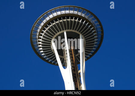 SEATTLE, WASHINGTON, STATI UNITI D'AMERICA - JAN 23rd, 2017: Space Needle contro un cielo blu chiaro giorno come osservato dalla terra Foto Stock