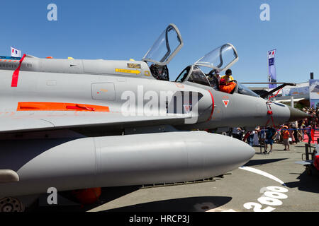 Jet militare fighter - biposto Dassault Rafale con armi e pozzetto aperto verande sul terreno di air show di Le Bourget, Parigi Foto Stock