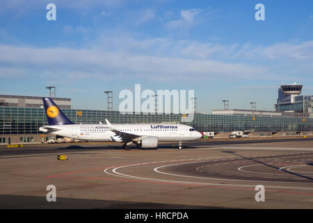 Francoforte, Germania - Gennaio 20th, 2017: aeromobili, un Airbus A320 neo da Lufthansa, al cancello nel Terminal 1 dell'aeroporto internazionale di Francoforte FRA. Il terminale 1 è stata completata nel 1972 e case di Lufthansa e altri partner Star Alliance Foto Stock