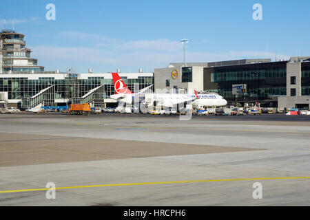 Francoforte, Germania - Gennaio 20th, 2017: aeromobili, un Airbus da Turkish Airlines, al cancello nel Terminal 1 dell'aeroporto internazionale di Francoforte FRA. Il terminale 1 è stata completata nel 1972 e case di Lufthansa e altri partner Star Alliance Foto Stock