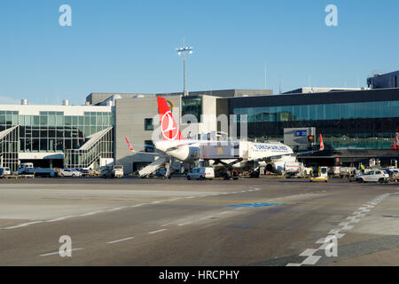 Francoforte, Germania - Gennaio 20th, 2017: aeromobili, un Airbus da Turkish Airlines, al cancello nel Terminal 1 dell'aeroporto internazionale di Francoforte FRA. Il terminale 1 è stata completata nel 1972 e case di Lufthansa e altri partner Star Alliance Foto Stock