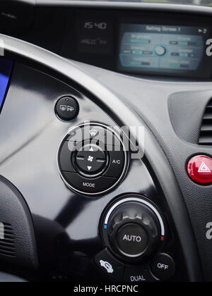 Interno della leva di auto - pulsante, design, cruscotto strumenti cluster, pannello LCD, maniglia della porta, la funzione climatronic, volante sport, Honda Civic Foto Stock