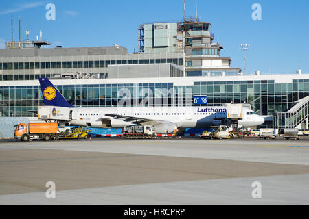 Francoforte, Germania - Gennaio 20th, 2017: aeromobili, un Airbus da Lufthansa, al cancello nel Terminal 1 dell'aeroporto internazionale di Francoforte FRA. Il terminale 1 è stata completata nel 1972 e case di Lufthansa e altri partner Star Alliance Foto Stock