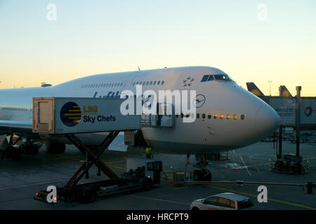 Francoforte, Germania - Gennaio 20th, 2017: Boeing 747-8 di Lufthansa parcheggiato al gate, pronto per l'imbarco. Lufthansa è una compagnia aerea tedesca e anche la più grande compagnia aerea in Europa Foto Stock