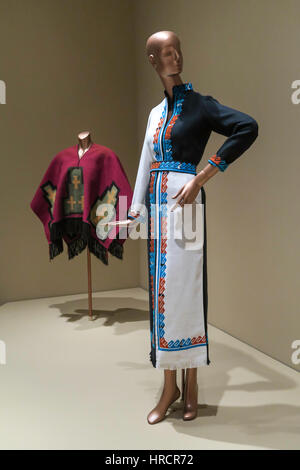 Moda nativo ora mostra presso lo Smithsonian National Museum of American Indian, NYC Foto Stock